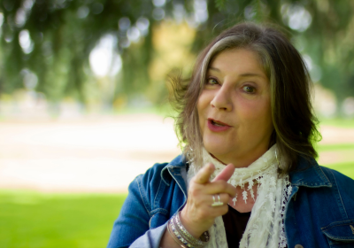 Anne-Louise Sterry headshots for Meeting Planners outside